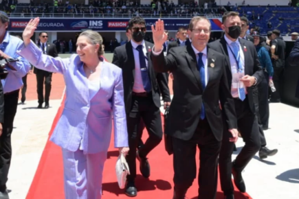 President Isaac Herzog with newly elected Costa Rican President Laura Fernández Delgado (Amos Ben-Gershom / GPO)